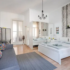 K10 - Kazinczy Street Heritage - Location By Bqa Appartamento